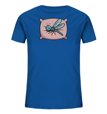 Onlineshop Shirts fuer Kinder - Das Bild zeigt ein koenigsblaues Kinder-T-Shirt. Auf der Vorderseite befindet sich eine niedliche Cartoon-Illustration einer schlafenden Libelle. Die Libelle liegt gemuetlich auf einem rosa Kissen, mit geschlossenen Augen und einem zufriedenen Laecheln. Das Design wirkt verspielt und friedlich.