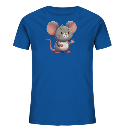 Onlineshop Shirts für Kinder - Das Bild zeigt die Vorderseite eines blauen T-Shirts für Kinder. Auf der Brust ist eine niedliche, graue Cartoon-Maus abgebildet. Die Maus hat große, rosa Ohren, eine weiße Bauchpartie und winkt freundlich mit einer Pfote. Unter der Maus ist ein kleiner, pinkfarbener Schriftzug '#JFK' zu sehen. Das Motiv ist zentral auf dem Shirt positioniert und wirkt durch die runden Formen und warmen Farben sehr kindgerecht.