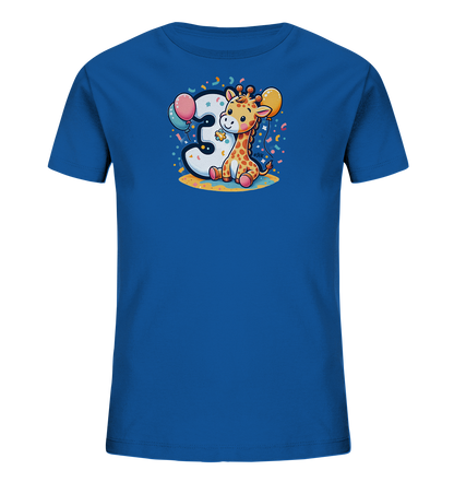 Onlineshop Shirts fuer Kinder - Das Bild zeigt ein blaues Kinder-T-Shirt mit einem niedlichen Motiv. Zentral ist eine Cartoon-Giraffe abgebildet, die neben einer grossen, weissen Zahl '3' sitzt. Das Design wird durch bunte Ballons, Konfetti und eine farbenfrohe Basis ergaenzt, was eine festliche Atmosphaere schafft. Die Illustration ist froehlich und ansprechend gestaltet.