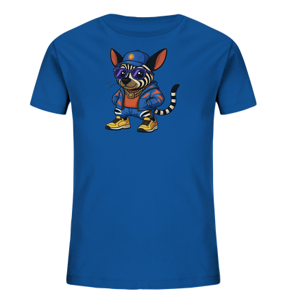 Onlineshop Shirts fuer Kinder - Das Bild zeigt ein leuchtend blaues Kinder-T-Shirt mit einem auffaelligen Grafikdruck auf der Vorderseite. Der Druck stellt ein gestreiftes, katzenaehnliches Tier dar, das modische Kleidung im Streetwear-Stil traegt. Es hat eine blaue Kappe, Sonnenbrille und eine Goldkette an und steht laessig mit den Haenden in den Hosentaschen. Das Design verleiht dem Shirt einen modernen und coolen Look.