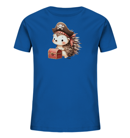 Onlineshop Shirts fuer Kinder - Dieses blaue Kinder-T-Shirt zeigt eine niedliche Illustration eines Igels in einem Piratenhut. Der Igel steht neben einer kleinen Schatzkiste. Die Illustration ist im Comic-Stil gehalten und wirkt freundlich. Es ist ein verspieltes Motiv, das Kinder ansprechen duerfte.