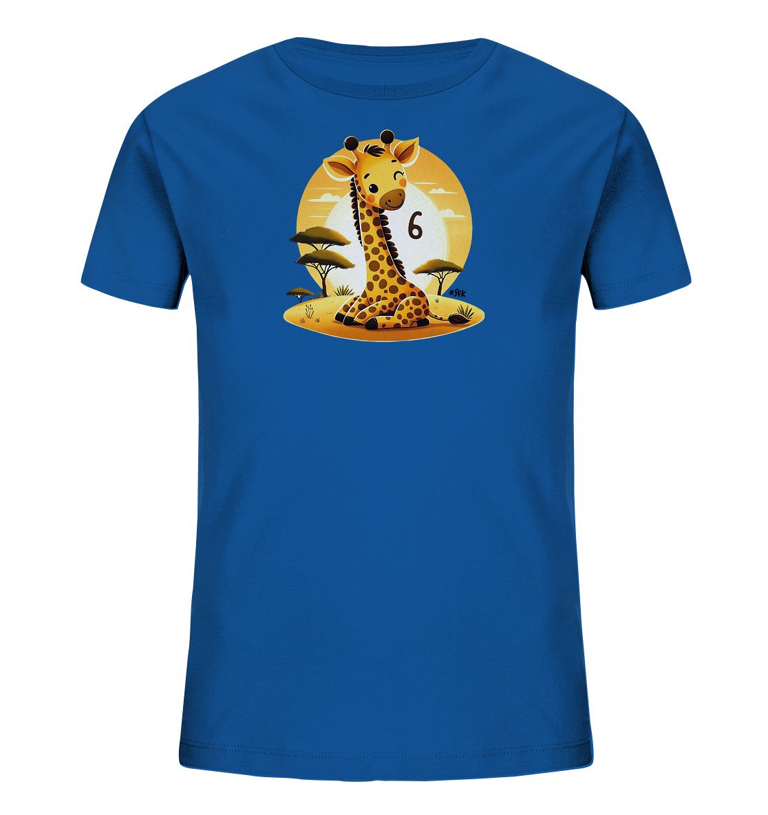 Onlineshop Shirts fuer Kinder - Das Bild zeigt ein leuchtend blaues Kinder-T-Shirt mit einem freundlichen Motiv auf der Vorderseite. Ein sitzender Cartoon-Giraffe ist in einer Savannenlandschaft mit Baeumen und einem grossen Sonnenuntergang oder -aufgang dargestellt. Neben dem Kopf der Giraffe ist deutlich die Zahl '6' platziert. Das Design ist farbenfroh und ansprechend fuer Kinder, mit einem klarem Fokus auf das Tier und die Zahl.
