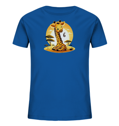Onlineshop Shirts fuer Kinder - Das Bild zeigt ein leuchtend blaues Kinder-T-Shirt mit einem freundlichen Motiv auf der Vorderseite. Ein sitzender Cartoon-Giraffe ist in einer Savannenlandschaft mit Baeumen und einem grossen Sonnenuntergang oder -aufgang dargestellt. Neben dem Kopf der Giraffe ist deutlich die Zahl '6' platziert. Das Design ist farbenfroh und ansprechend fuer Kinder, mit einem klarem Fokus auf das Tier und die Zahl.