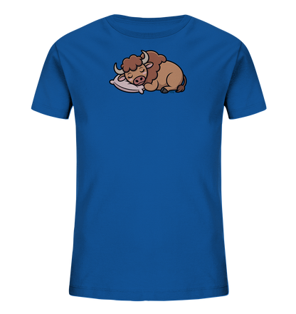 Onlineshop Shirts fuer Kinder - Das Bild zeigt ein koenigsblaues Kinder-T-Shirt. Auf der Vorderseite ist ein niedliches, schlafendes Tier abgebildet, das einem Bison oder Yak aehnelt. Es liegt friedlich auf einem hellrosa Kissen, mit geschlossenen Augen und kleinen Hoernern. Das Motiv ist in warmen Brauntoenen gehalten und wirkt sanft und beruhigend.