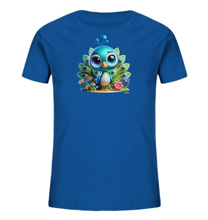 Onlineshop Shirts fuer Kinder - Das Bild zeigt ein blaues Kinder T-Shirt. Auf der Vorderseite ist ein niedlicher, cartoonhafter Pfau abgebildet. Der Pfau hat grosse Augen und wird von seinen bunten Schwanzfedern sowie Blumen eingerahmt. Das Design wirkt farbenfroh und verspielt.