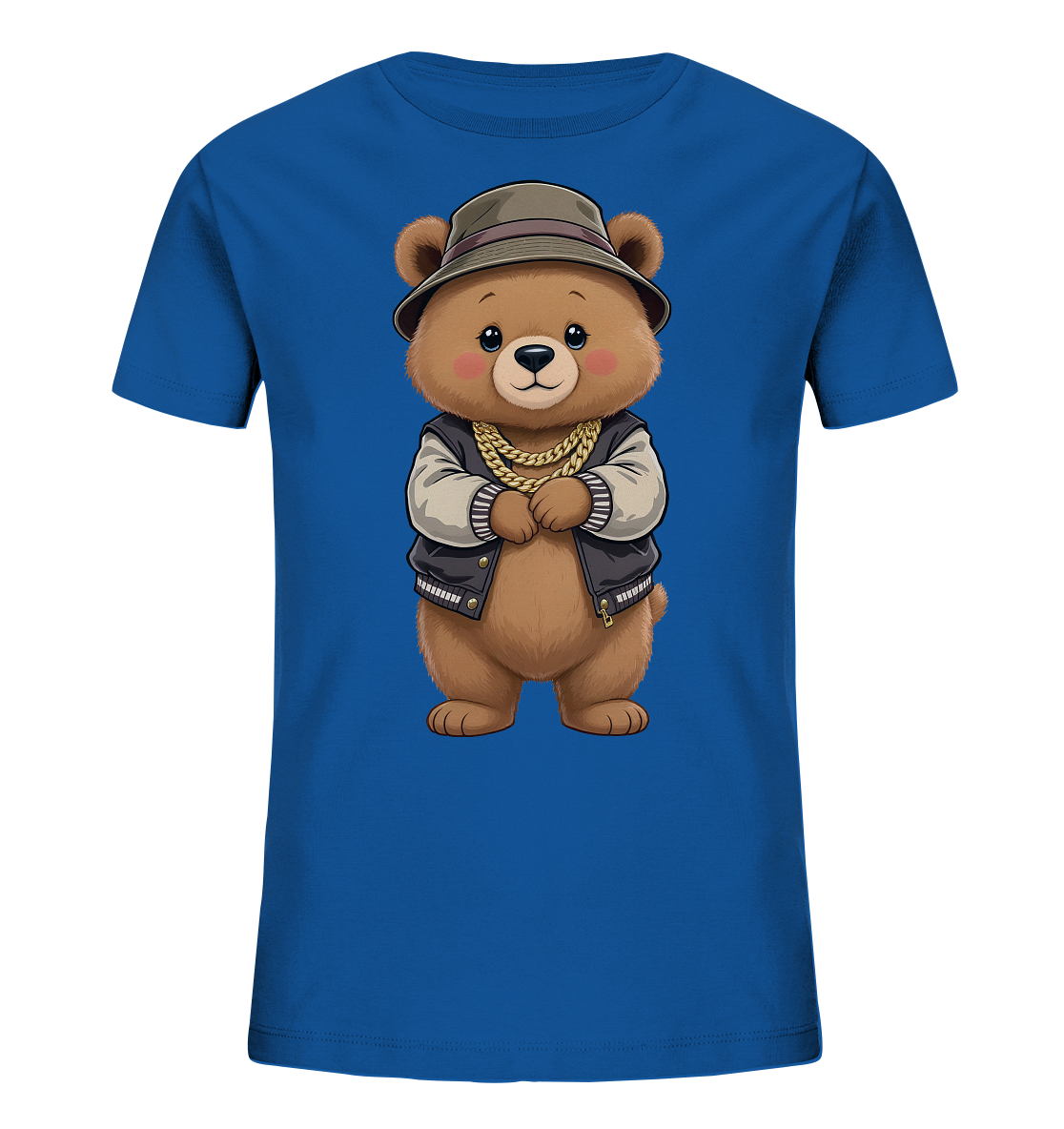 Onlineshop Shirts fuer Kinder - Das Bild praesentiert ein koenigsblaues T-Shirt fuer Kinder, das einen charmanten, aufrecht stehenden Cartoon-Baeren zeigt. Der Baer traegt einen olivfarbenen Fischerhut und eine stylische zweifarbige Collegejacke ueber einer dicken goldenen Kette. Seine Pfoten sind verschraenkt, und sein Gesichtsausdruck ist freundlich, was dem Design eine sympathische Ausstrahlung verleiht.