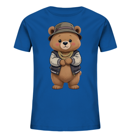 Onlineshop Shirts fuer Kinder - Das Bild praesentiert ein koenigsblaues T-Shirt fuer Kinder, das einen charmanten, aufrecht stehenden Cartoon-Baeren zeigt. Der Baer traegt einen olivfarbenen Fischerhut und eine stylische zweifarbige Collegejacke ueber einer dicken goldenen Kette. Seine Pfoten sind verschraenkt, und sein Gesichtsausdruck ist freundlich, was dem Design eine sympathische Ausstrahlung verleiht.