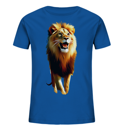 Onlineshop Shirts fuer Kinder - Dieses Bild zeigt ein leuchtend blaues T-Shirt fuer Kinder mit einem auffaelligen Loewenmotiv auf der Vorderseite. Der Loewe ist realistisch dargestellt mit beeindruckender Maehne und geoeffnetem Maul. Die Illustration verwendet warme Farben und detaillierte Pinselstriche. Das Design wirkt kraftvoll und lebendig.