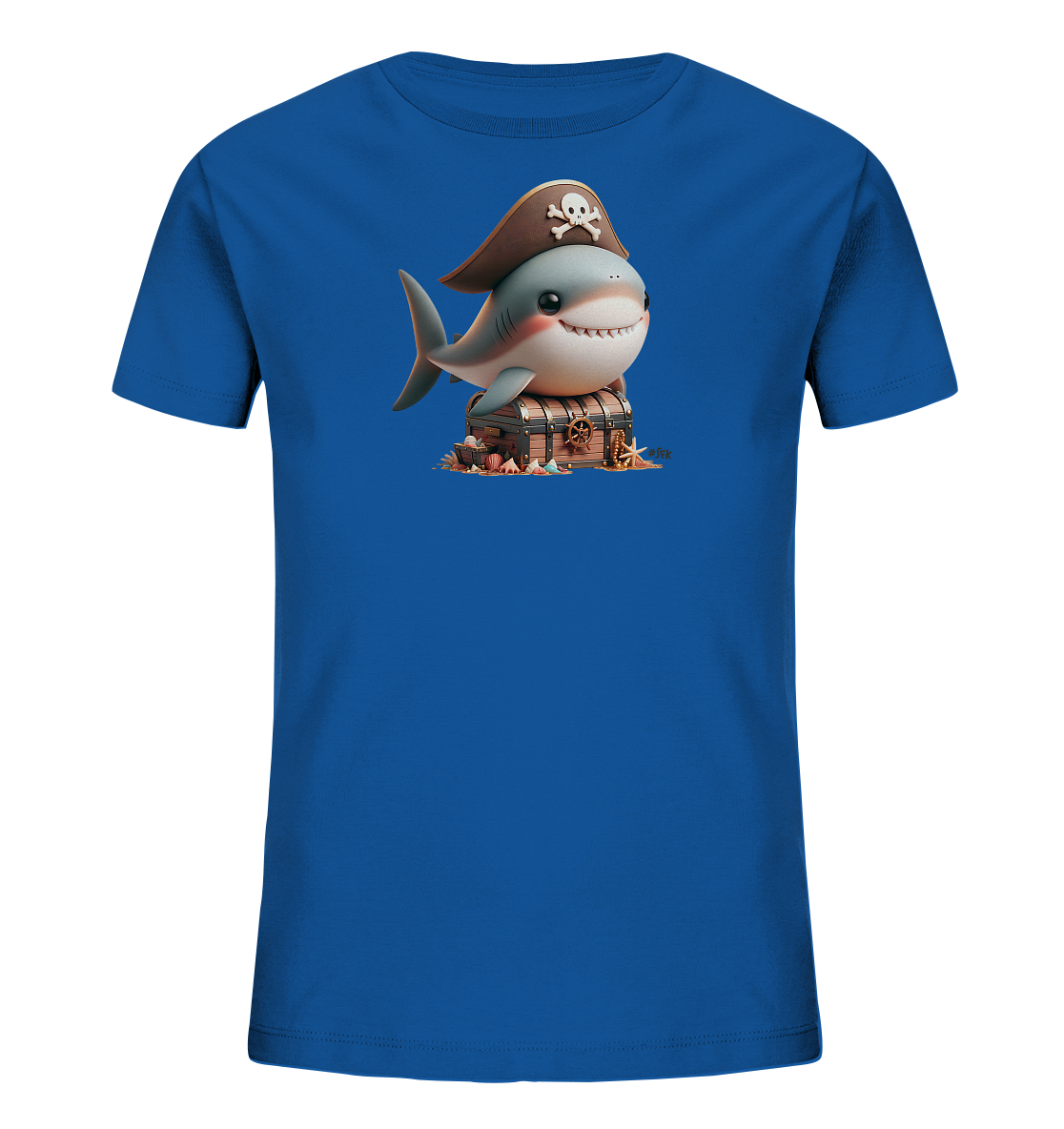 Onlineshop Shirts fuer Kinder - Das Bild zeigt ein leuchtend blaues T-Shirt fuer Kinder. Darauf ist ein niedlicher, cartoonartiger Hai mit einem Piratenhut abgebildet. Der Hai sitzt auf einer holzigen Schatzkiste, die von Muscheln und Sand umgeben ist. Das Motiv verleiht dem Shirt einen verspielten und maritimen Look.