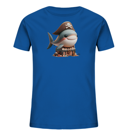 Onlineshop Shirts fuer Kinder - Das Bild zeigt ein leuchtend blaues T-Shirt fuer Kinder. Darauf ist ein niedlicher, cartoonartiger Hai mit einem Piratenhut abgebildet. Der Hai sitzt auf einer holzigen Schatzkiste, die von Muscheln und Sand umgeben ist. Das Motiv verleiht dem Shirt einen verspielten und maritimen Look.