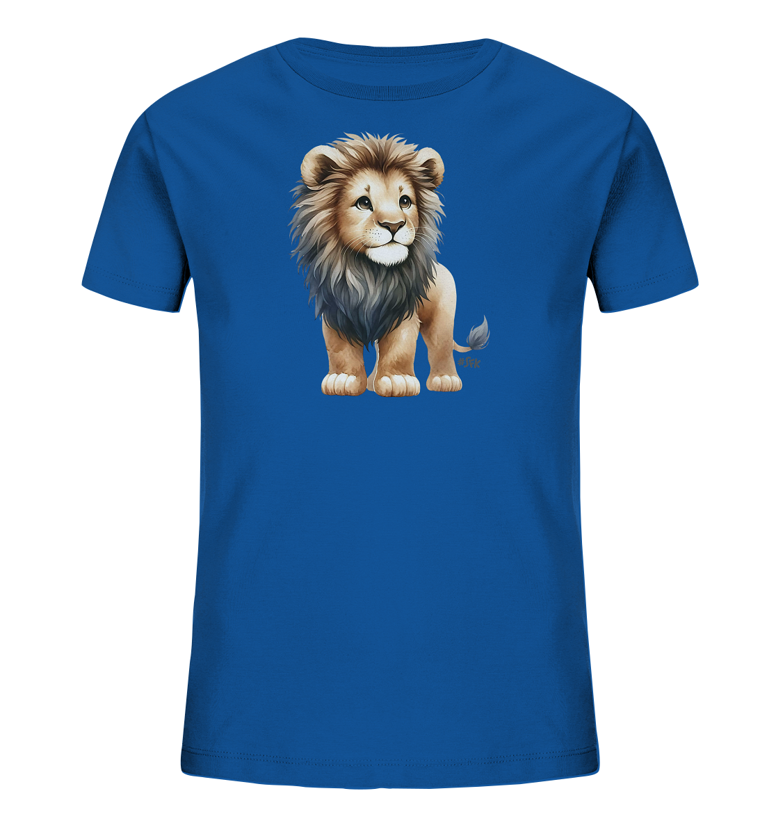 Onlineshop Shirts fuer Kinder - Das Bild zeigt ein blaues Kinder T-Shirt. Auf der Vorderseite ist eine detaillierte und niedliche Illustration eines jungen Loewen zu sehen. Der Loewe steht aufrecht und blickt mit einem freundlichen Ausdruck nach oben. Das Design ist lebendig und ansprechend gestaltet.