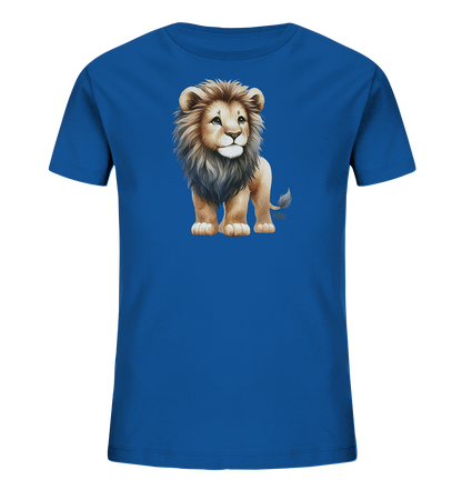 Onlineshop Shirts fuer Kinder - Das Bild zeigt ein blaues Kinder T-Shirt. Auf der Vorderseite ist eine detaillierte und niedliche Illustration eines jungen Loewen zu sehen. Der Loewe steht aufrecht und blickt mit einem freundlichen Ausdruck nach oben. Das Design ist lebendig und ansprechend gestaltet.