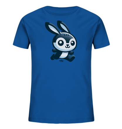Onlineshop Shirts fuer Kinder - Das Bild zeigt ein leuchtend blaues Kinder-T-Shirt. Auf der Vorderseite ist eine Illustration eines niedlichen, cartoonhaften Kaninchens zu sehen. Das Kaninchen ist schwarz-weiss gestaltet und in einer laufenden Bewegung dargestellt, mit einem freundlichen Gesichtsausdruck und grossen Ohren. Das Design ist zentral auf dem Shirt platziert und wirkt verspielt.
