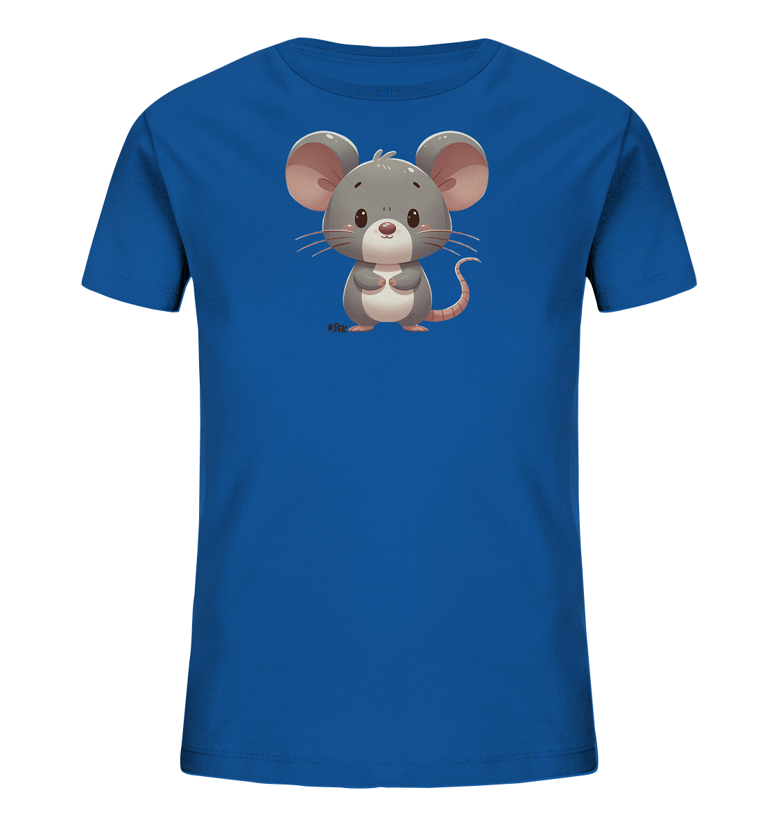 Onlineshop Shirts für Kinder - Das Bild zeigt ein strahlend blaues Kinder-T-Shirt, dessen Vorderseite mit einer süßen, cartoonartigen Maus bedruckt ist. Die Maus ist grau mit großen, rosafarbenen Ohren und Pfoten sowie einem passenden Schwanz und einer kleinen rosa Nase. Sie steht aufrecht mit gefalteten Pfoten und hat einen freundlichen, offenen Blick. Neben einer Pfote ist eine kleine Signatur '#SFK' in Pink zu sehen.