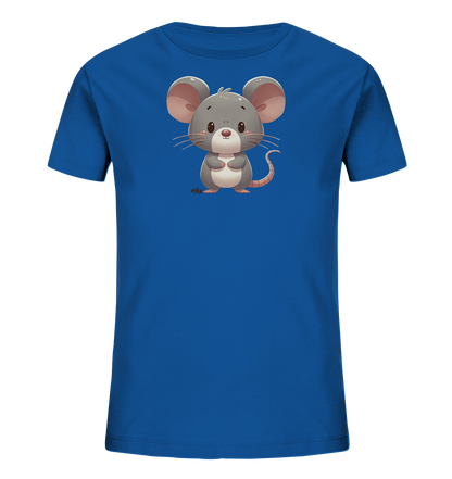 Onlineshop Shirts für Kinder - Das Bild zeigt ein strahlend blaues Kinder-T-Shirt, dessen Vorderseite mit einer süßen, cartoonartigen Maus bedruckt ist. Die Maus ist grau mit großen, rosafarbenen Ohren und Pfoten sowie einem passenden Schwanz und einer kleinen rosa Nase. Sie steht aufrecht mit gefalteten Pfoten und hat einen freundlichen, offenen Blick. Neben einer Pfote ist eine kleine Signatur '#SFK' in Pink zu sehen.