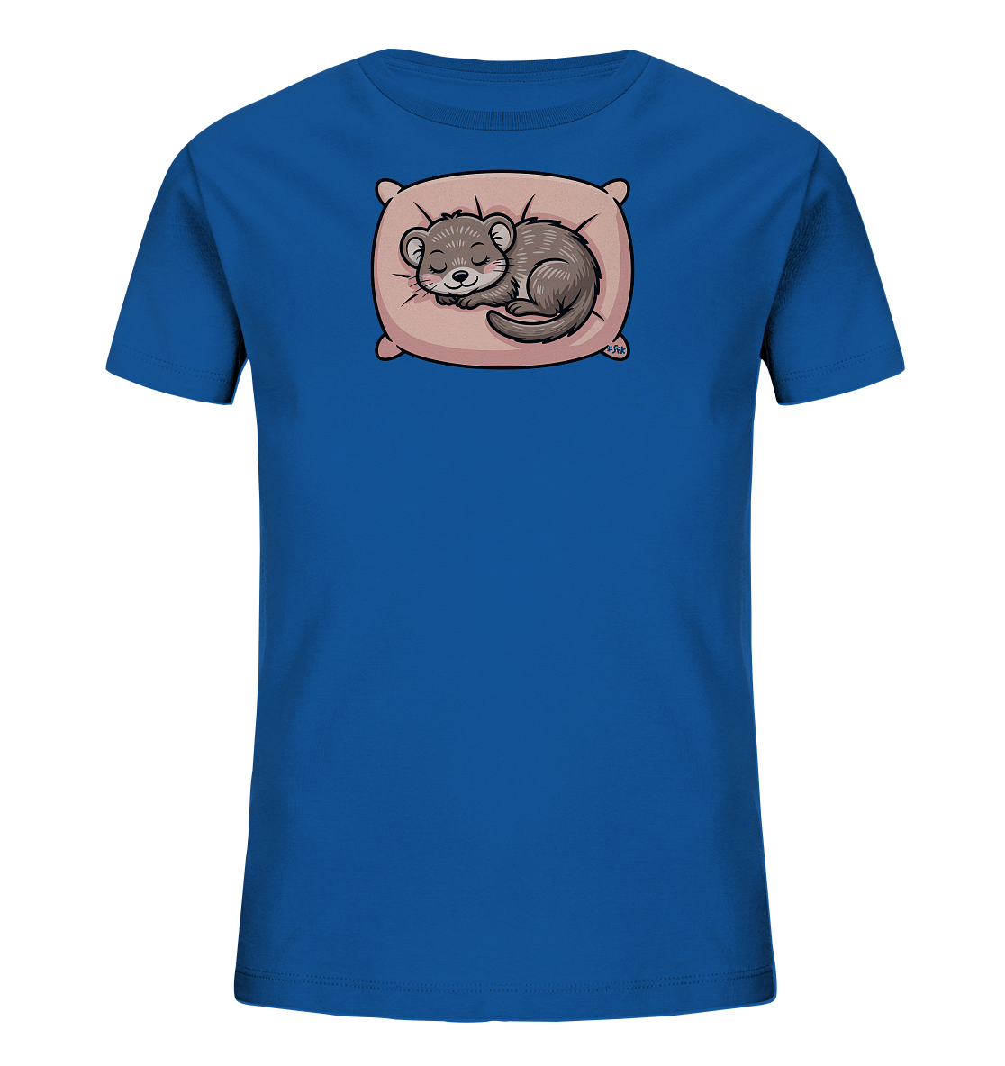 Onlineshop Shirts fuer Kinder - Das Bild zeigt ein blaues Kinder-T-Shirt mit einem niedlichen Tiermotiv auf der Vorderseite. Darauf ist ein kleiner Otter dargestellt, der friedlich auf einem hellrosa Kissen schlaeft. Der Otter ist graubraun gezeichnet, liegt eingerollt und hat die Augen geschlossen, was einen sanften Ausdruck verleiht. Das Design wirkt beruhigend und ist ansprechend fuer Kinder.