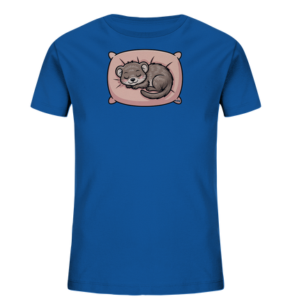 Onlineshop Shirts fuer Kinder - Das Bild zeigt ein blaues Kinder-T-Shirt mit einem niedlichen Tiermotiv auf der Vorderseite. Darauf ist ein kleiner Otter dargestellt, der friedlich auf einem hellrosa Kissen schlaeft. Der Otter ist graubraun gezeichnet, liegt eingerollt und hat die Augen geschlossen, was einen sanften Ausdruck verleiht. Das Design wirkt beruhigend und ist ansprechend fuer Kinder.