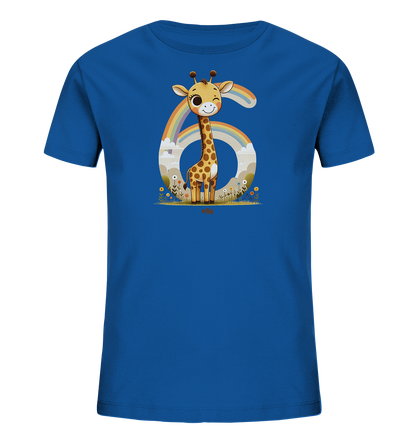 Onlineshop Shirts fuer Kinder - Ein blaues T-Shirt fuer Kinder mit einer suessen Cartoon-Giraffe. Die Giraffe laechelt und steht vor einer grossen Zahl '6', umrahmt von einem Regenbogen und Wolken. Eine kleine Wiese mit Blumen rundet das froehliche Motiv ab. Das Design ist bunt und kindgerecht gestaltet.