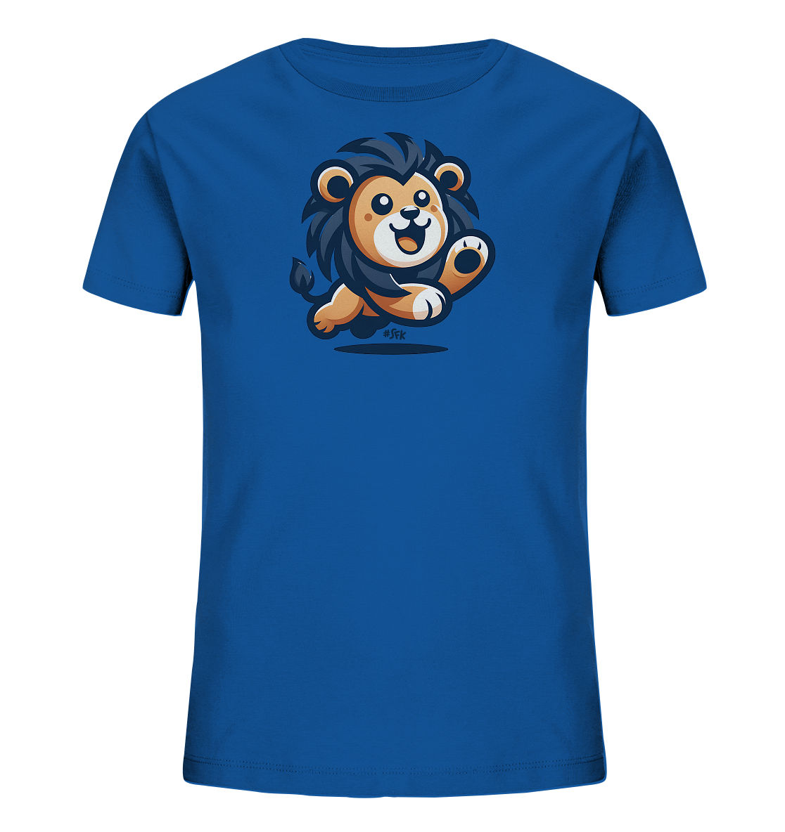 Onlineshop Shirts fuer Kinder - Das Bild zeigt ein blaues Kinder-T-Shirt mit einem niedlichen, cartoonhaften Loewenmotiv auf der Vorderseite. Der Loewe ist in einer springenden oder laufenden Pose dargestellt, mit einem breiten Laecheln und erhobener Pfote. Seine Maehne ist dunkelgrau, waehrend der Koerper in warmen Brauntoenen gehalten ist. Das Design wirkt sehr froehlich und dynamisch, ideal fuer aktive Kinder.