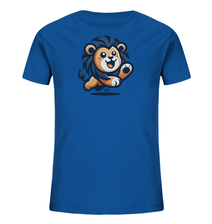 Onlineshop Shirts fuer Kinder - Das Bild zeigt ein blaues Kinder-T-Shirt mit einem niedlichen, cartoonhaften Loewenmotiv auf der Vorderseite. Der Loewe ist in einer springenden oder laufenden Pose dargestellt, mit einem breiten Laecheln und erhobener Pfote. Seine Maehne ist dunkelgrau, waehrend der Koerper in warmen Brauntoenen gehalten ist. Das Design wirkt sehr froehlich und dynamisch, ideal fuer aktive Kinder.
