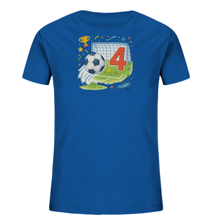 Onlineshop Shirts fuer Kinder - Das Bild zeigt ein blaues Kinder-T-Shirt mit einem farbenfrohen Fussballmotiv. Die Grafik stellt ein Fussballtor mit der grossen Zahl 4 dar, umrahmt von einem Fussball, einem Pokal und feierlichen Elementen wie Konfetti und Sternen. Es ist ein dynamisches Design, das den vierten Geburtstag oder einfach die Leidenschaft fuer Fussball feiert. Details wie ein Fussballschuh auf dem Rasen runden das sportliche Bild ab.