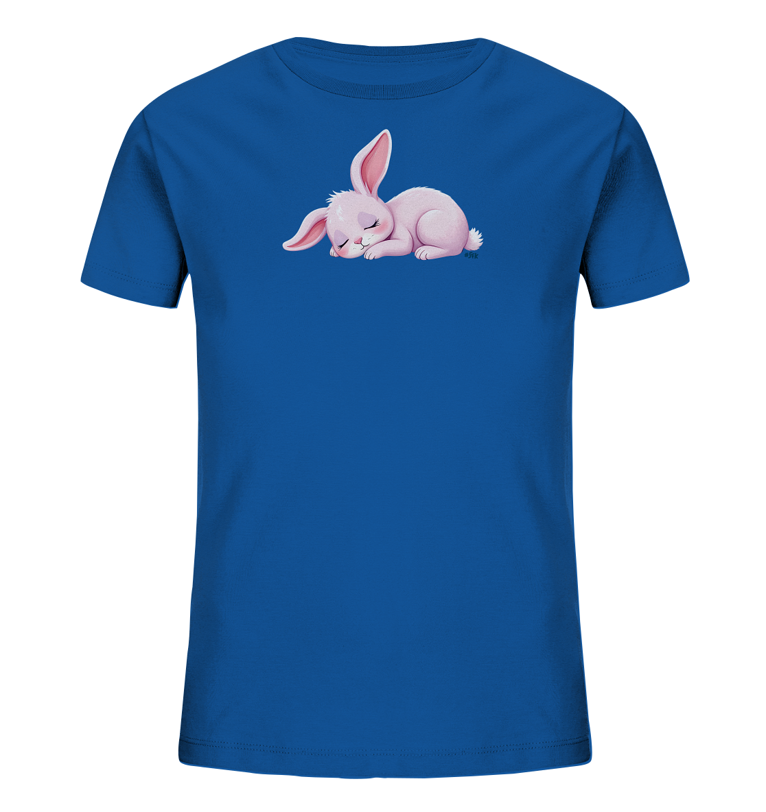 Onlineshop Shirts fuer Kinder - Das Bild zeigt ein blaues Kinder-T-Shirt mit einem mittig platzierten Motiv eines schlafenden rosa Kaninchens. Das Kaninchen liegt friedlich auf der Seite, die Augen geschlossen und die Ohren leicht nach hinten gelegt. Das Design ist detailliert und wirkt sehr ruhig und sanft. Das T-Shirt ist glatt und unifarben, was das Motiv hervorhebt.