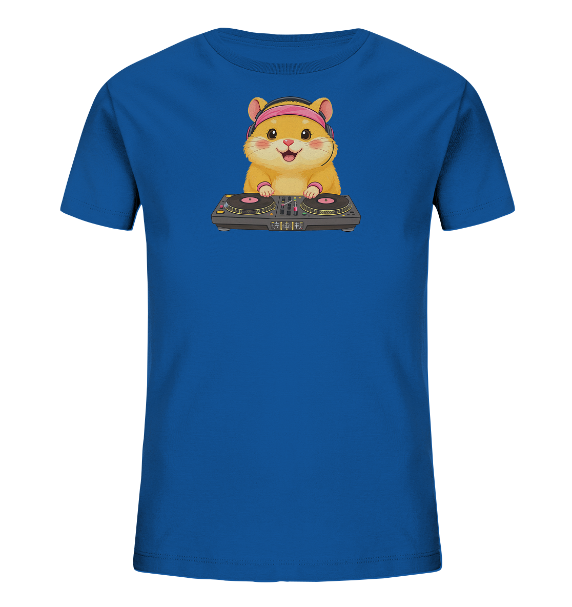 Onlineshop Shirts fuer Kinder - Das Bild zeigt ein blaues Kinder-T-Shirt mit einem niedlichen Comic-Hamster als Motiv. Der Hamster traegt pinke Kopfhoerer und bedient ein DJ-Mischpult mit zwei Plattenspielern. Sein freundlicher Ausdruck und die lebhaften Farben verleihen dem Shirt einen froehlichen und musikalischen Charakter. Das Design ist verspielt und ideal fuer junge Musikfans.