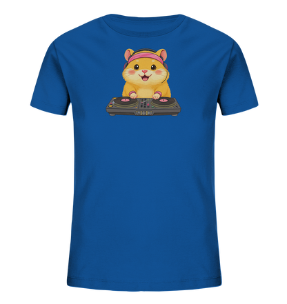 Onlineshop Shirts fuer Kinder - Das Bild zeigt ein blaues Kinder-T-Shirt mit einem niedlichen Comic-Hamster als Motiv. Der Hamster traegt pinke Kopfhoerer und bedient ein DJ-Mischpult mit zwei Plattenspielern. Sein freundlicher Ausdruck und die lebhaften Farben verleihen dem Shirt einen froehlichen und musikalischen Charakter. Das Design ist verspielt und ideal fuer junge Musikfans.