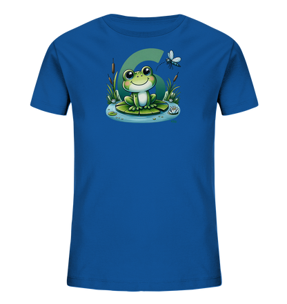 Onlineshop Shirts fuer Kinder - Das Bild zeigt ein blaues Kinder-T-Shirt mit einem niedlichen Motiv auf der Vorderseite. Ein freundlicher Cartoon-Frosch sitzt auf einem Seerosenblatt in einem Teich. Hinter dem Frosch ist eine grosse, hellgruene Zahl '6' zu sehen. Eine Libelle fliegt ueber dem Frosch, umgeben von Schilf und einer Seerose.