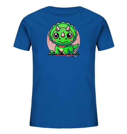 Onlineshop Shirts fuer Kinder - Das Bild zeigt ein blaues Kinder-T-Shirt mit einem niedlichen Motiv eines kleinen, gruenen Triceratops-Dinosauriers. Der Cartoon-Dinosaurier sitzt vor einem hellrosa Kreis und hat grosse, freundliche Augen sowie kleine Hoerner. Das Design wirkt farbenfroh und verspielt. Dieses T-Shirt ist ideal fuer kleine Dinosaurier-Fans.