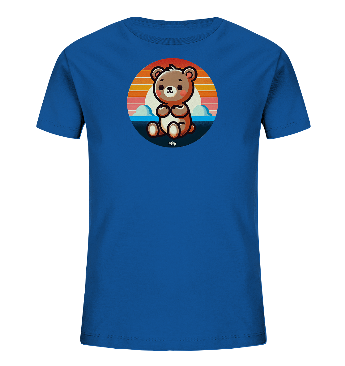 Onlineshop Shirts fuer Kinder - Das Bild zeigt ein blaues T-Shirt mit einer runden Grafik auf der Vorderseite. Die Grafik stellt einen niedlichen, sitzenden Baeren vor einem farbenfrohen Sonnenuntergang dar. Im Hintergrund sind stilisierte Wolken oder Berge und Wasser zu sehen. Das Design wirkt freundlich und naturverbunden.