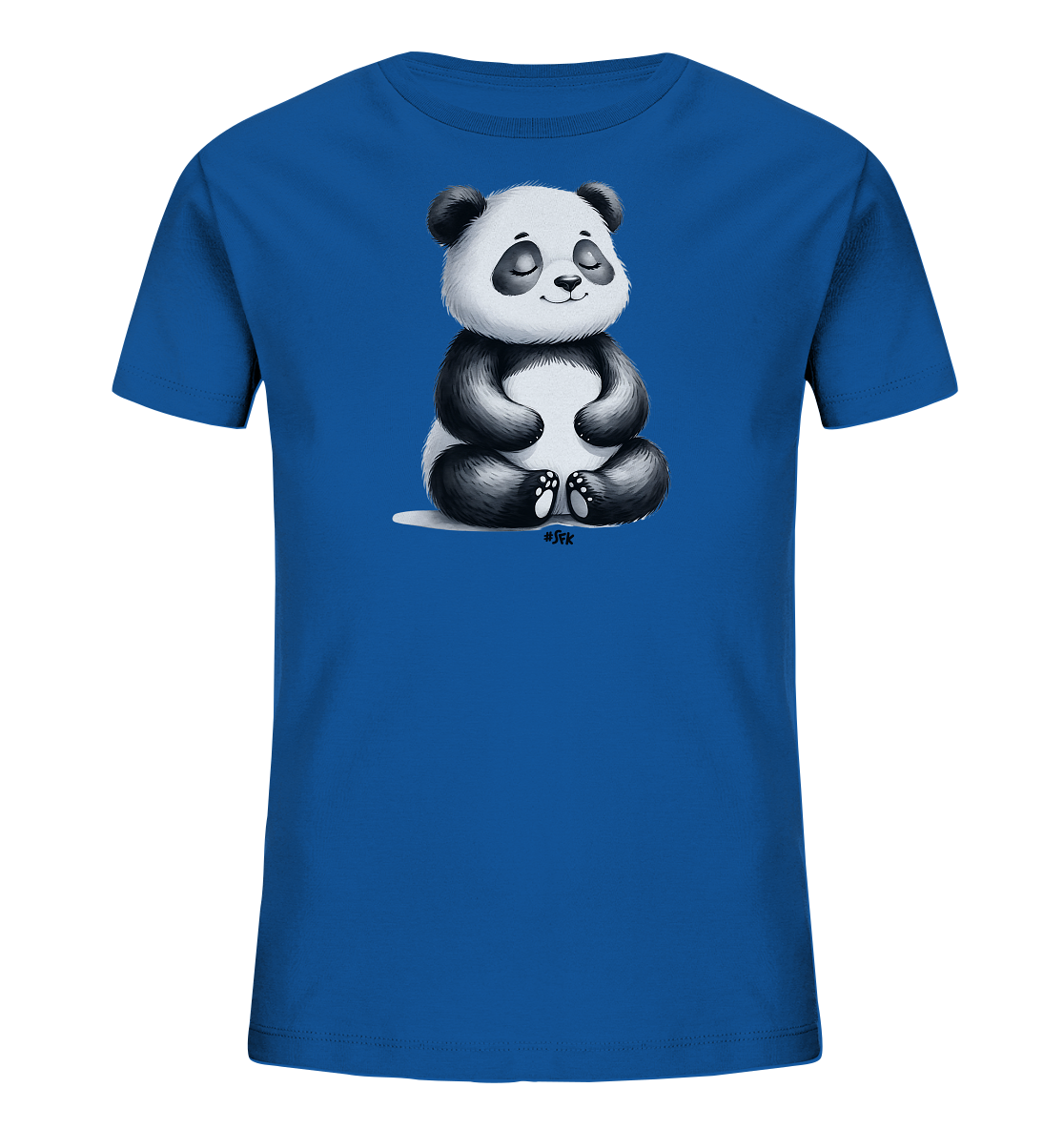 Onlineshop Shirts fuer Kinder - Das Bild zeigt ein hellblaues T-Shirt mit einem niedlichen Aufdruck eines sitzenden Pandas. Der Panda ist schwarz-weiss, sitzt im Schneidersitz und hat die Augen geschlossen, was einen ruhigen Ausdruck verleiht. Die Illustration ist zentral auf der Vorderseite des Shirts platziert.
