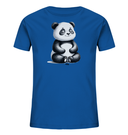 Kinder T-Shirt mit ein Panda im Schneidersitz mit geschlossenen Augen und sanftem Lächeln