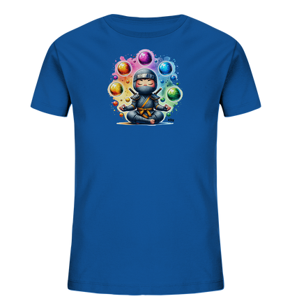 Onlineshop Shirts fuer Kinder - Das Bild zeigt ein blaues T-Shirt fuer Kinder mit einem fantasievollen Aufdruck. Im Zentrum des Designs ist ein meditierender Ninja zu sehen, umgeben von leuchtenden, bunten Kugeln. Ein farbenfroher Hintergrund in Regenbogenfarben ergaenzt das Motiv. Der Ninja sitzt im Schneidersitz mit gekreuzten Klingen.