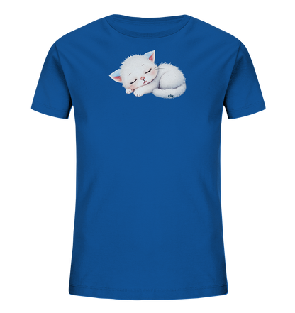 Onlineshop Shirts fuer Kinder - Das Bild zeigt ein koenigsblaues T-Shirt fuer Kinder. Auf der Vorderseite ist eine niedliche, weisse Katze in einer schlafenden, zusammengerollten Pose abgebildet. Das Kaetzchen hat rosa Ohren und einen friedlichen Gesichtsausdruck, was dem Design eine sanfte Note verleiht. Die Illustration wirkt flauschig und detailreich, ideal fuer Kinderkleidung.