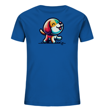 Onlineshop Shirts fuer Kinder - Das Bild zeigt ein blaues T-Shirt fuer Kinder mit einem farbenfrohen Aufdruck eines gehenden Hundes. Der Hund ist in einem stilisierten Design mit verschiedenen leuchtenden Farben auf Kopf, Koerper und Beinen dargestellt. Die Illustration wirkt froehlich und dynamisch und steht auf einer angedeuteten grasigen Flaeche. Das Design ist verspielt und ansprechend fuer junge Traeger.