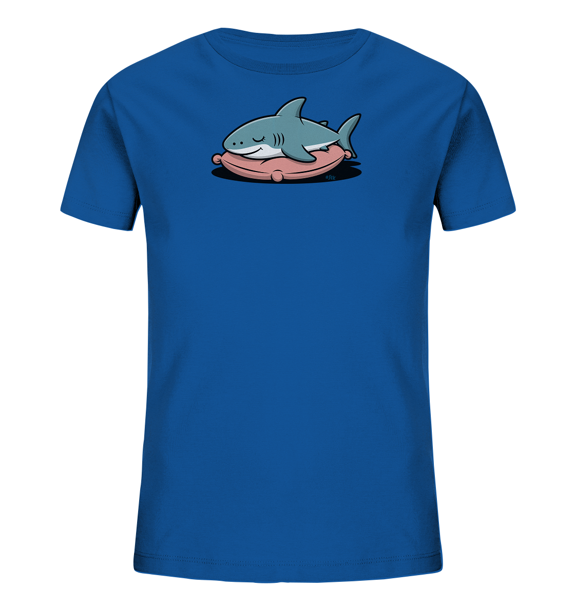 Onlineshop Shirts fuer Kinder - Das Bild zeigt ein leuchtend blaues Kinder-T-Shirt. Auf der Vorderseite ist ein schlafender, hellblauer Cartoon-Hai zu sehen. Der Hai liegt friedlich auf einem rosafarbenen Kissen. Dieses niedliche Design wirkt beruhigend und verspielt.