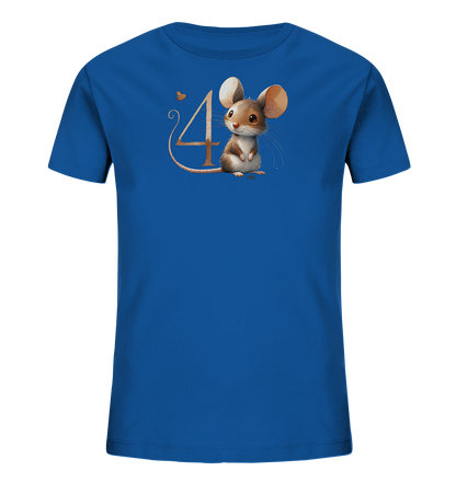 Onlineshop Shirts fuer Kinder - Das Bild zeigt ein leuchtend blaues T-Shirt fuer Kinder. Auf der Vorderseite ist eine suesse, sitzende Maus mit grossen Ohren abgebildet. Neben der Maus befindet sich die Zahl '4', kuenstlerisch in einem warmen Farbton gestaltet. Eine kleine Schmetterlingsgrafik ergaenzt das verspielte Motiv auf dem Shirt.