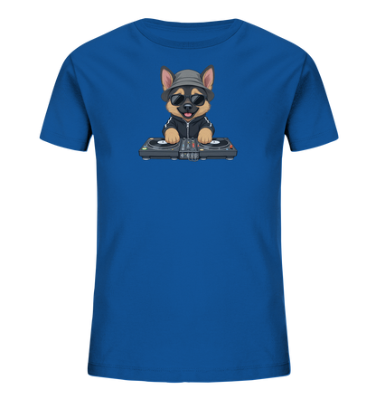 Onlineshop Shirts fuer Kinder - Das Bild zeigt ein leuchtend blaues T-Shirt fuer Kinder. Auf der Vorderseite ist eine Cartoon-Illustration eines Hundes zu sehen, der als DJ dargestellt ist. Der Hund traegt eine Muetze, Sonnenbrille und eine Jacke und steht hinter einem DJ-Pult mit Plattenspielern. Das Design verleiht dem Shirt einen laessigen und coolen Charakter.
