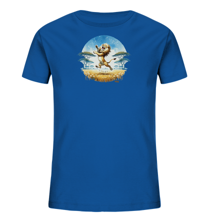 Onlineshop Shirts fuer Kinder - Das Bild zeigt ein blaues T-Shirt fuer Kinder mit einem runden Grafikdruck. Darauf ist ein springender Cartoon-Loewe in einer Savannenlandschaft abgebildet, umgeben von Baeumen und Blumen. Der Hintergrund zeigt einen hellen Himmel mit Punkten. Das Motiv wirkt froehlich und detailreich.