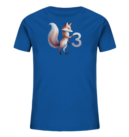 Onlineshop Shirts fuer Kinder - Das Bild zeigt ein blaues Kinder-T-Shirt. Auf der Vorderseite ist eine niedliche Illustration eines Fuchses zu sehen. Der Fuchs steht aufrecht und haelt die grosse Zahl "3" in seinen Pfoten. Dieses Design ist verspielt und farbenfroh.
