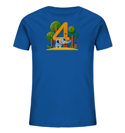 Onlineshop Shirts fuer Kinder - Das Bild zeigt ein koenigsblaues Kinder-T-Shirt mit einem farbenfrohen Druck auf der Vorderseite. Der Druck zeigt eine grosse orangefarbene Zahl Vier. Davor steht ein niedlicher grauer Elefant in einer stilisierten Wald- oder Dschungelszene mit gruenen Baeumen und Pflanzen. Dieses Motiv wirkt verspielt und ist ideal fuer Kinder.