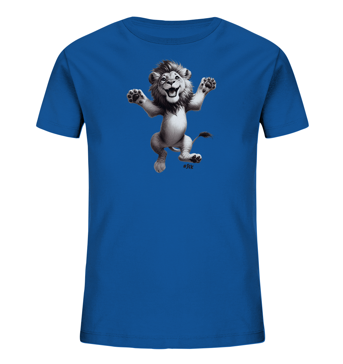 Onlineshop Shirts fuer Kinder - Das Bild zeigt ein leuchtend blaues T-Shirt fuer Kinder mit einer froehlichen Illustration eines springenden Loewen. Der Loewe ist im Cartoon-Stil dargestellt, hat ein breites Laecheln und reisst die Arme in die Luft. Er scheint in Bewegung zu sein, was dem Design eine dynamische und verspielte Note verleiht. Das Motiv ist in Grau- und Schwarztoenen gehalten und hebt sich deutlich vom blauen Stoff ab.
