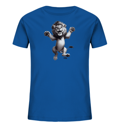 Onlineshop Shirts fuer Kinder - Das Bild zeigt ein leuchtend blaues T-Shirt fuer Kinder mit einer froehlichen Illustration eines springenden Loewen. Der Loewe ist im Cartoon-Stil dargestellt, hat ein breites Laecheln und reisst die Arme in die Luft. Er scheint in Bewegung zu sein, was dem Design eine dynamische und verspielte Note verleiht. Das Motiv ist in Grau- und Schwarztoenen gehalten und hebt sich deutlich vom blauen Stoff ab.