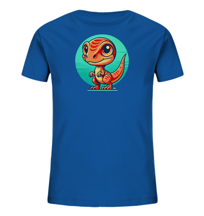 Onlineshop Shirts fuer Kinder - Das Bild zeigt ein blaues Kinder T-Shirt mit einem froehlichen Design auf der Vorderseite. Im Zentrum ist ein niedlicher, oranger Cartoon-Dinosaurier mit roten Streifen und grossen Augen abgebildet. Er steht vor einem runden, tuerkisfarbenen Hintergrund mit Streifen. Das Motiv wirkt verspielt und ansprechend fuer Kinder.