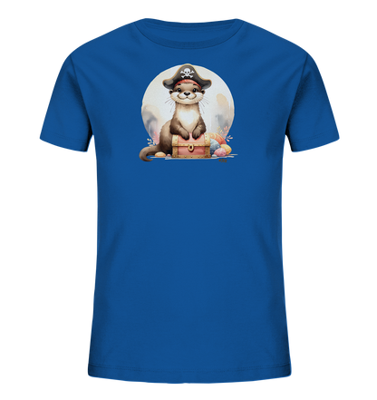 Onlineshop Shirts fuer Kinder - Das Bild zeigt ein blaues Kinder-T-Shirt mit einem niedlichen Druck, der einen Otter in Piratenaufmachung darstellt. Der Otter sitzt auf einer kleinen Schatzkiste und traegt einen Piratenhut mit Totenkopf-Symbol. Im Hintergrund ist ein grosser weisser Kreis zu sehen, und um die Kiste herum liegen bunte, eieraehnliche Objekte und Pflanzen. Das Design wirkt verspielt und ist farbenfroh gestaltet.