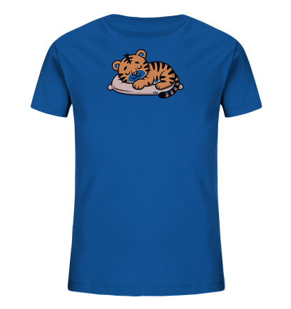 Onlineshop Shirts fuer Kinder - Das Bild zeigt ein kraeftig blaues T-Shirt fuer Kinder. Auf der Vorderseite befindet sich eine niedliche Illustration eines schlafenden Tigerbabys. Das orange-gestreifte Tigerbaby liegt friedlich auf einem hellen Kissen. Das Design ist verspielt und kindgerecht.