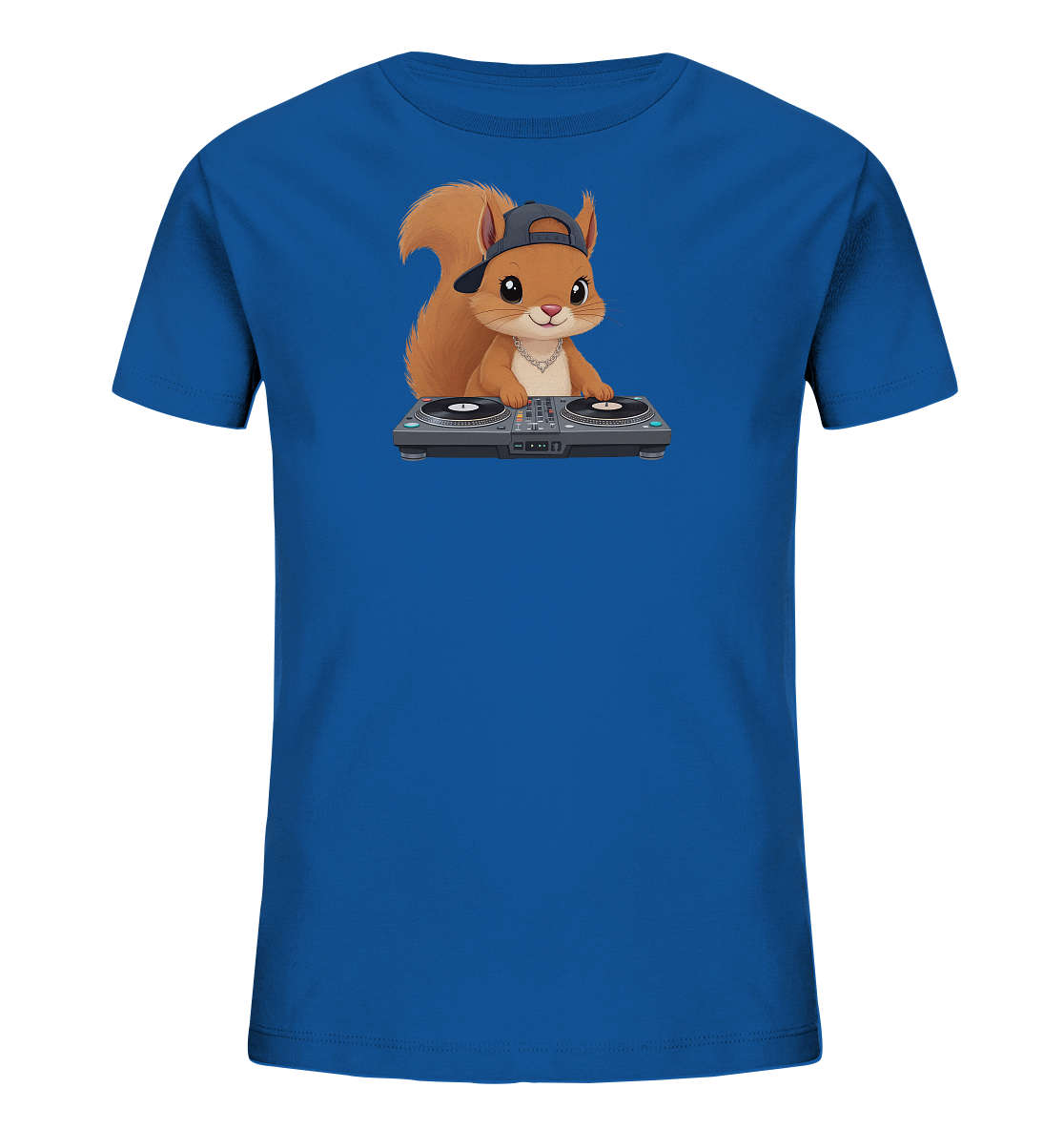 Onlineshop Shirts fuer Kinder - Das Bild zeigt ein leuchtend blaues T-Shirt fuer Kinder. Auf der Vorderseite ist eine niedliche, cartoonartige Eichhoernchen-Figur abgebildet. Das Eichhoernchen traegt eine umgedrehte Baseballkappe, eine Kette und steht hinter einem DJ-Pult mit Plattenspielern. Das Design wirkt verspielt und modern.