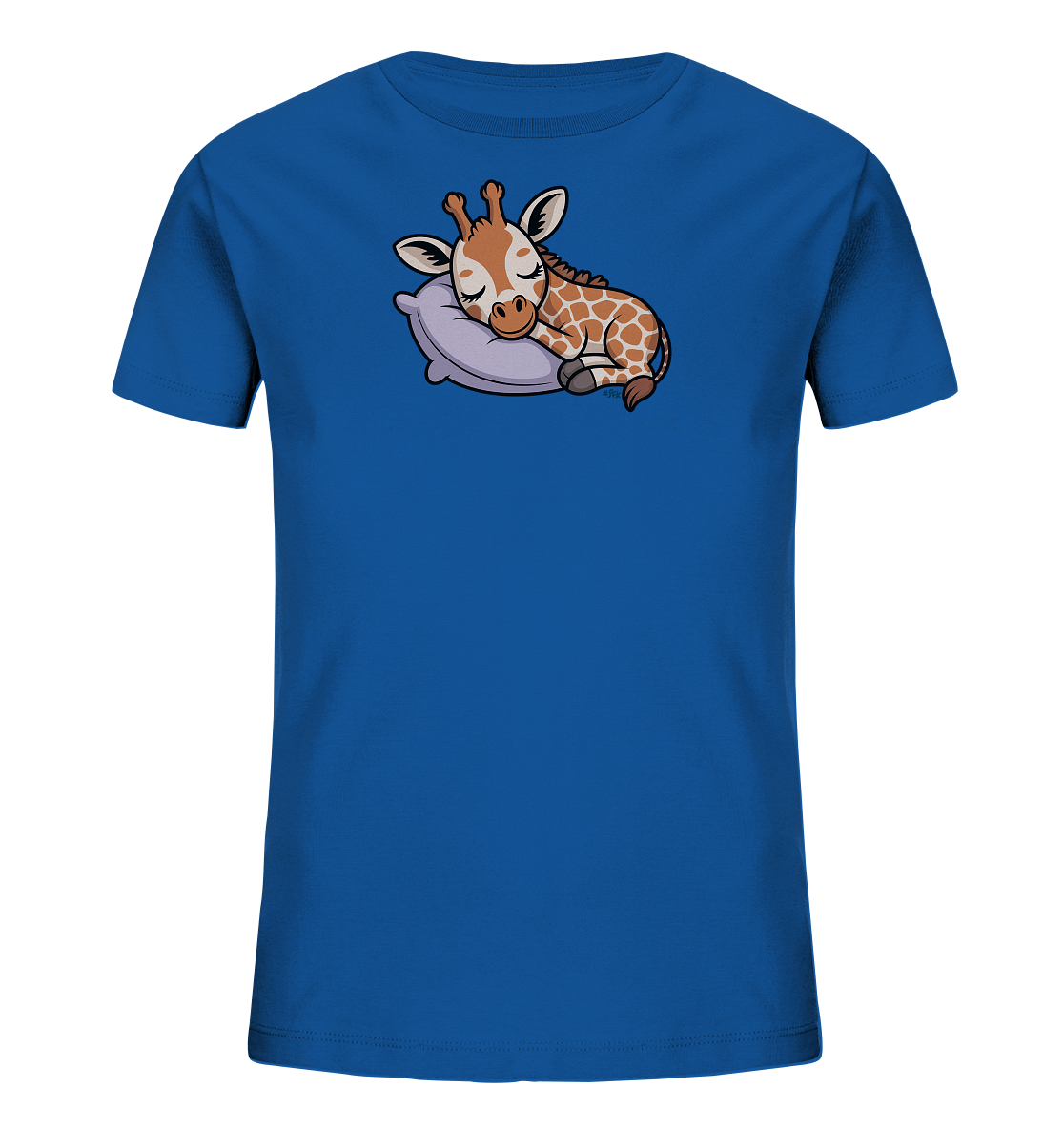Onlineshop Shirts fuer Kinder - Das Bild zeigt ein leuchtend blaues Kinder-T-Shirt mit einem niedlichen Tiermotiv. Eine kleine, schlafende Giraffe mit braunem Fell und weissen Flecken liegt friedlich auf einem hellvioletten Kissen. Das Design vermittelt eine ruhige und sanfte Atmosphaere, ideal fuer ein Kinderkleidungsstueck. Das T-Shirt ist glatt und von vorne abgebildet.
