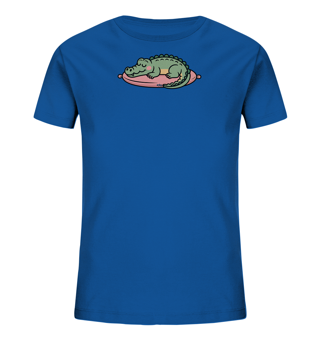 Onlineshop Shirts fuer Kinder - Das Bild zeigt ein koenigsblaues Kinder-T-Shirt. Auf der Vorderseite ist eine niedliche, cartoonhafte Illustration eines schlafenden Krokodils zu sehen. Das gruene Krokodil liegt friedlich auf einem pinken, kissenaehnlichen Objekt. Das Design wirkt beruhigend und verspielt.